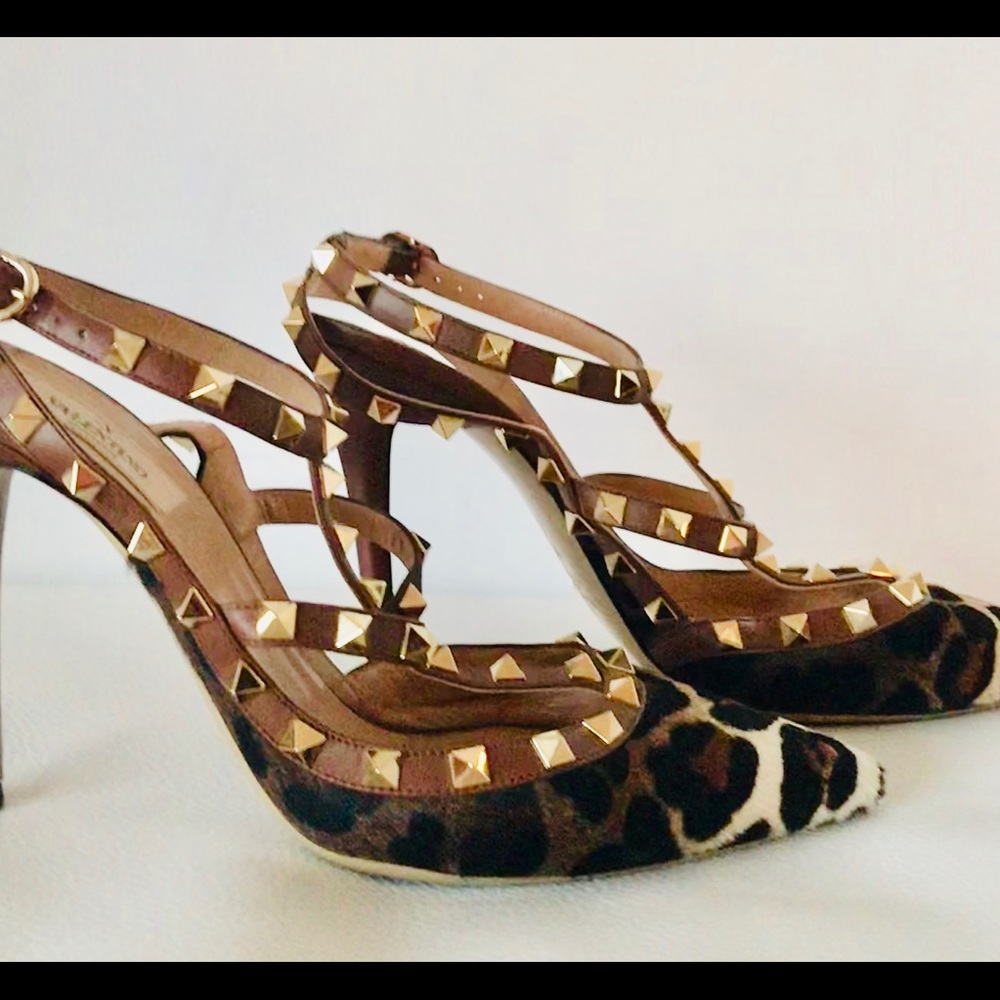 Authentic Valentino  animal print rockstud pumps